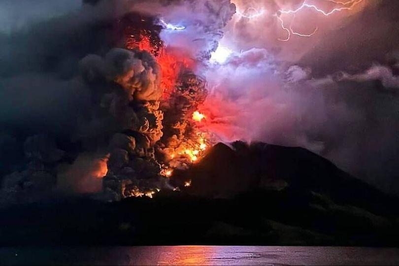 印尼魯昂火山噴發 關閉機場發海嘯預警