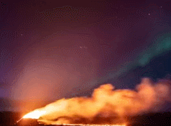冰島火山連續噴發逾月 與極光共舞成奇景