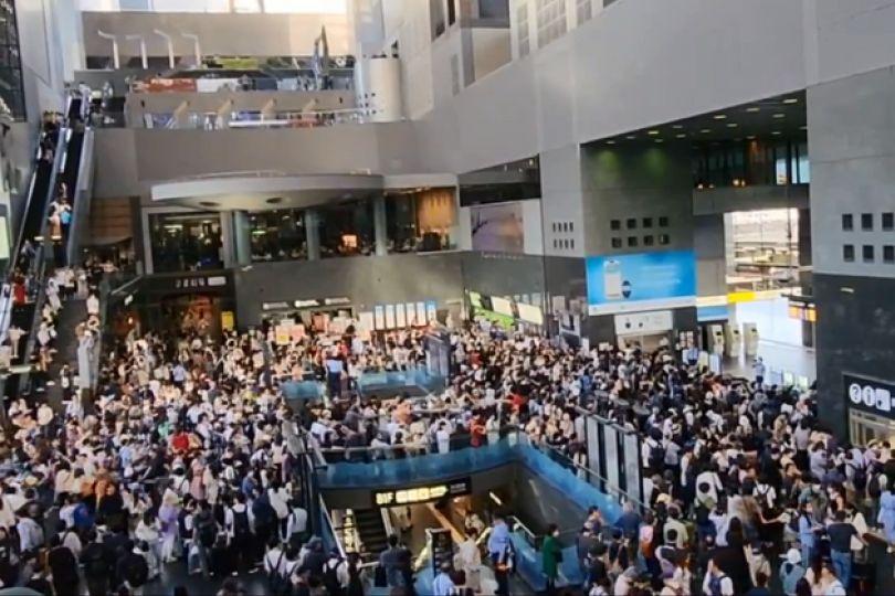 京都車站驚傳有可疑背包 月台旅客疏散塞爆