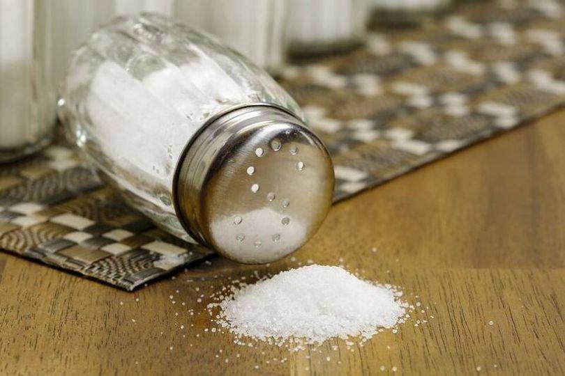 吃重鹹注意 研究：餐桌加鹽恐增41％胃癌風險