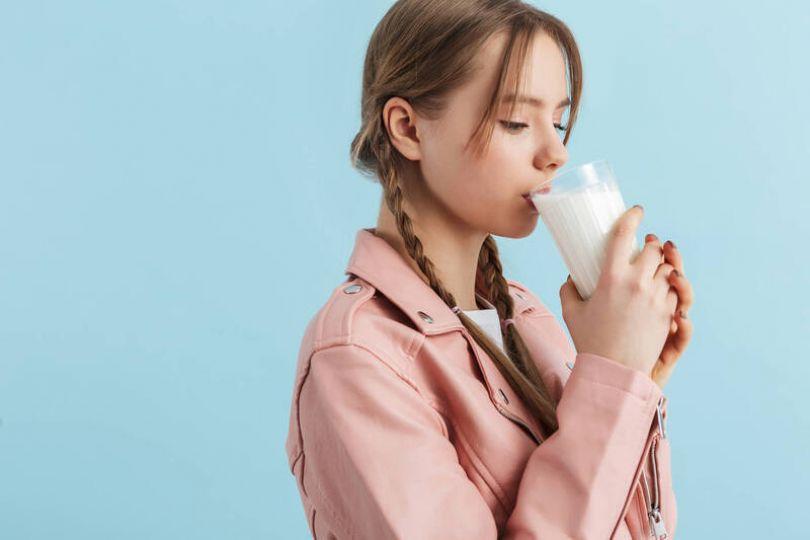 喝牛奶不會生痰 喉嚨卡卡與這現象有關