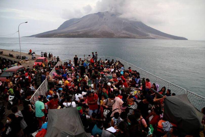 印尼魯昂火山活躍 政府下令近萬居民永久搬離