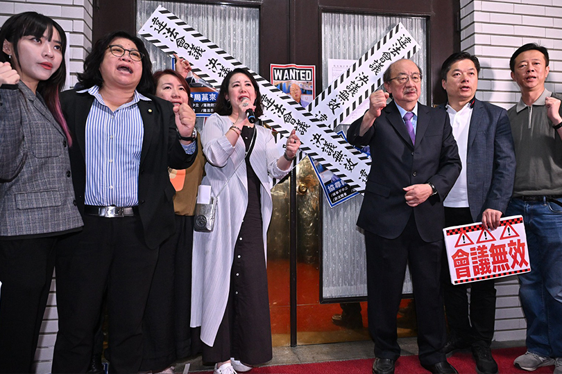 抗議韓國瑜違法表決2公投 綠營兵分4路封鎖議場