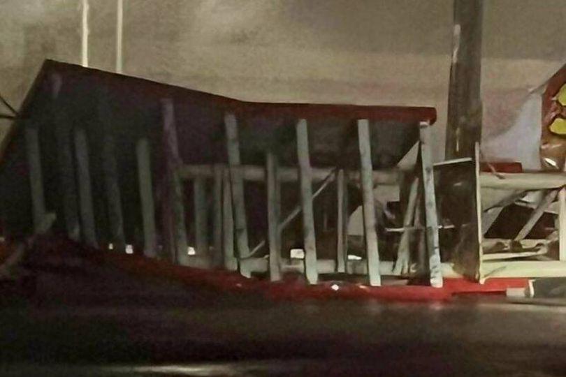 強風吹掉台南大潤發招牌 消防車出動搖到就地避難