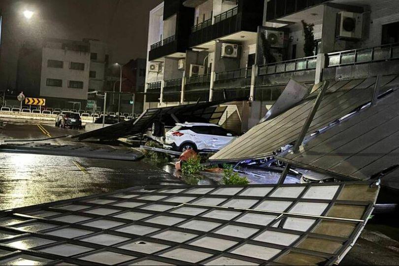 13級強風吹垮招牌遮雨棚 嘉義市民驚:此生最誇張
