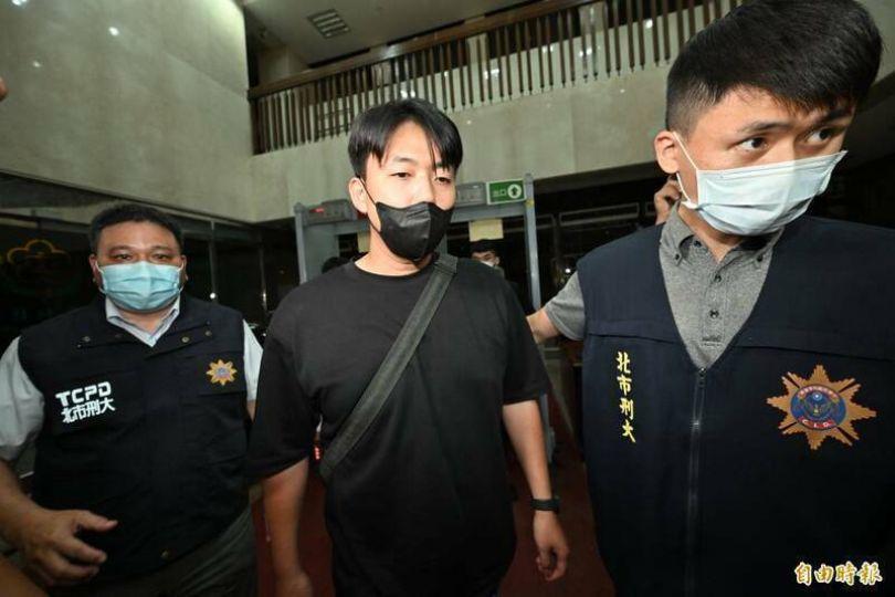 血跡圖恐嚇京華城案檢察官、法官 迷因台式民主版主起訴求刑7月