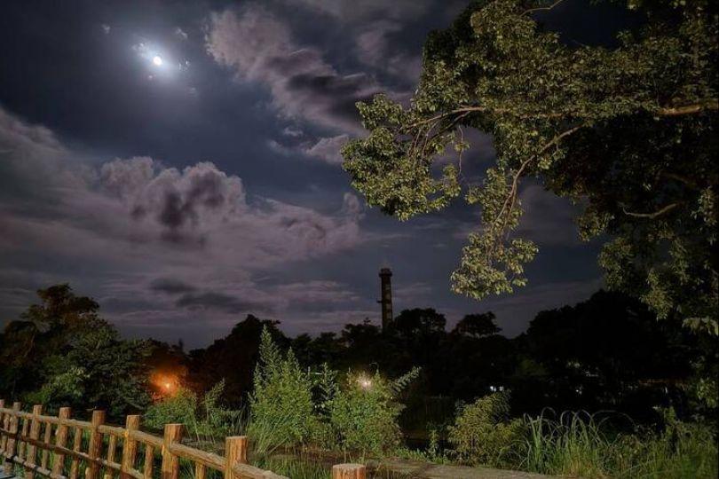 中秋團圓夜 花蓮超人欣賞異鄉月圓