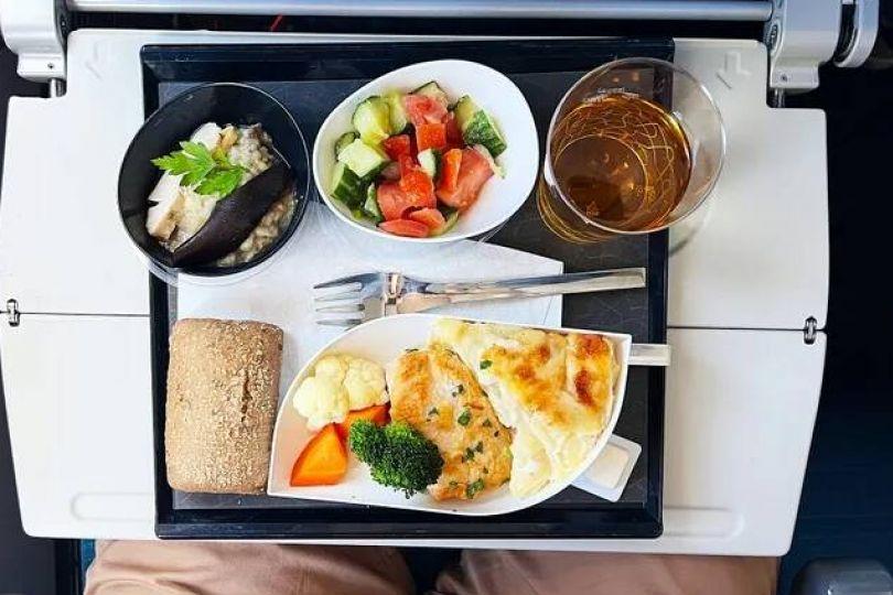 飛機上絕對避免吃的7種食物 專家勸不要鐵齒