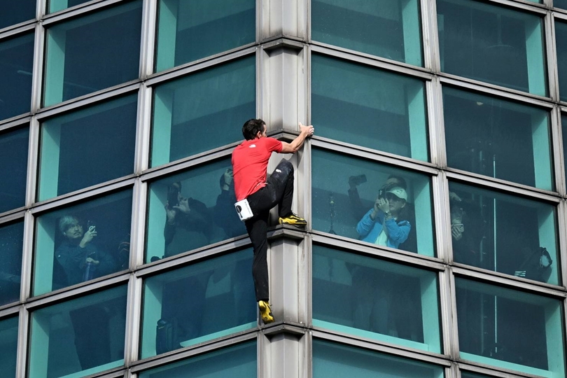 霍諾德開爬台北101！內部民眾搶拍狂揮手