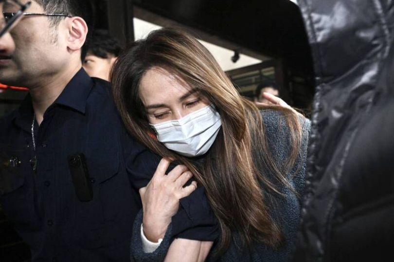 高金素梅複訊身體不適請回！癱挽法警手臂離去