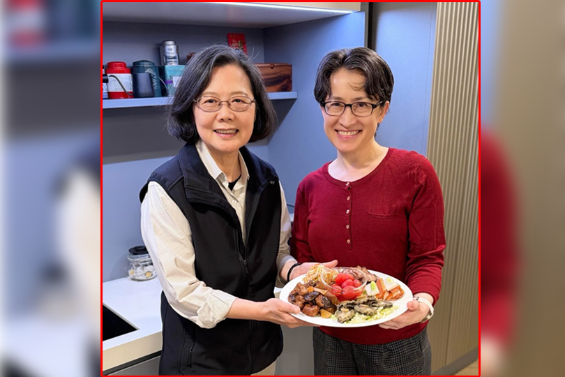 蔡英文曬年夜飯照  笑稱「飯撒」轟動全網