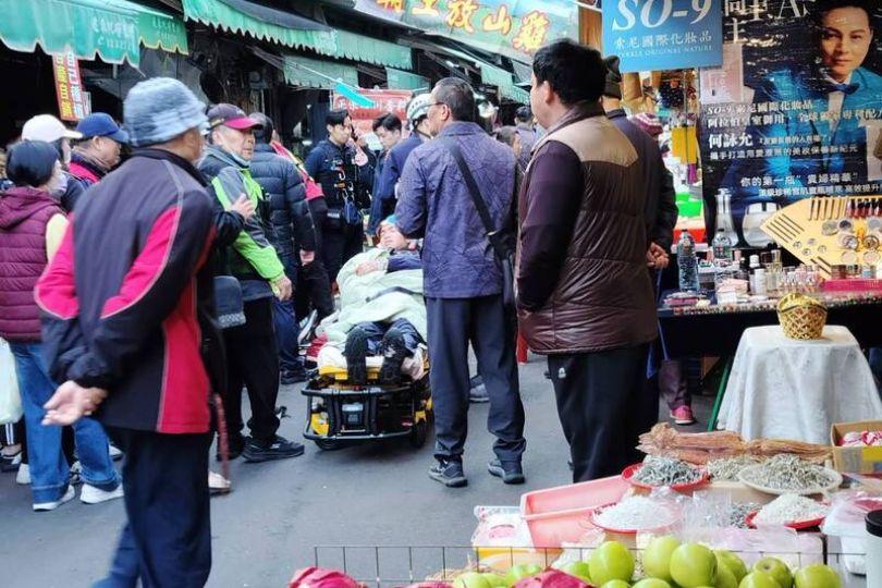 苗栗南苗市場男持刀 警開槍3人傷