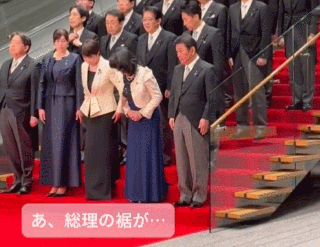 小泉進次郎替高市早苗整理裙襬 宛如母子互動掀熱議