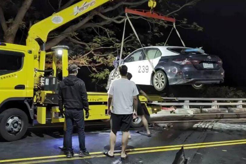 台東醉男跳進警車狂飆 警開2槍車禍終被逮