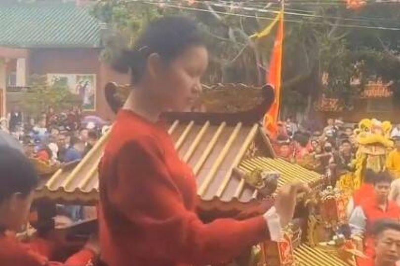 中國媽祖遶境遭亂換乩童 連現8怒杯 神轎抬不動