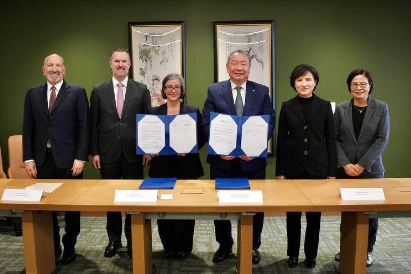 中國大崩潰！台美簽ART 美駐中使館開心秀合照