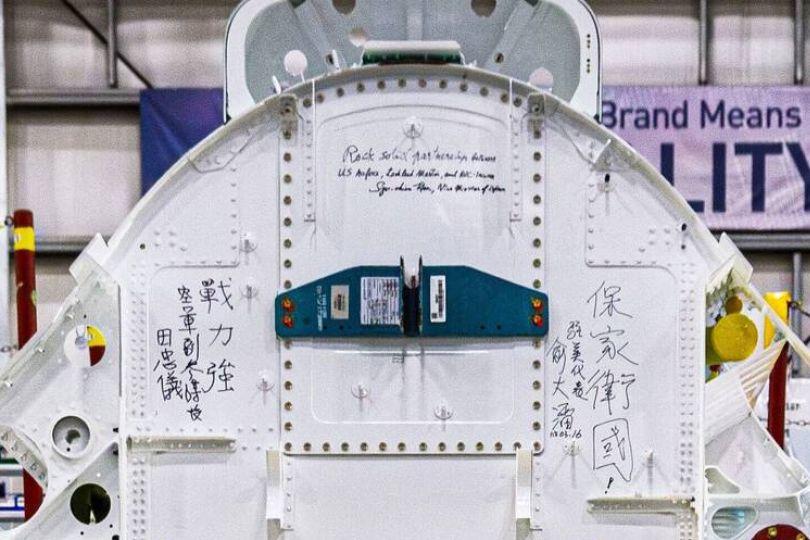  赴美見證F-16 BLK70生產  我方在組裝機件留印記