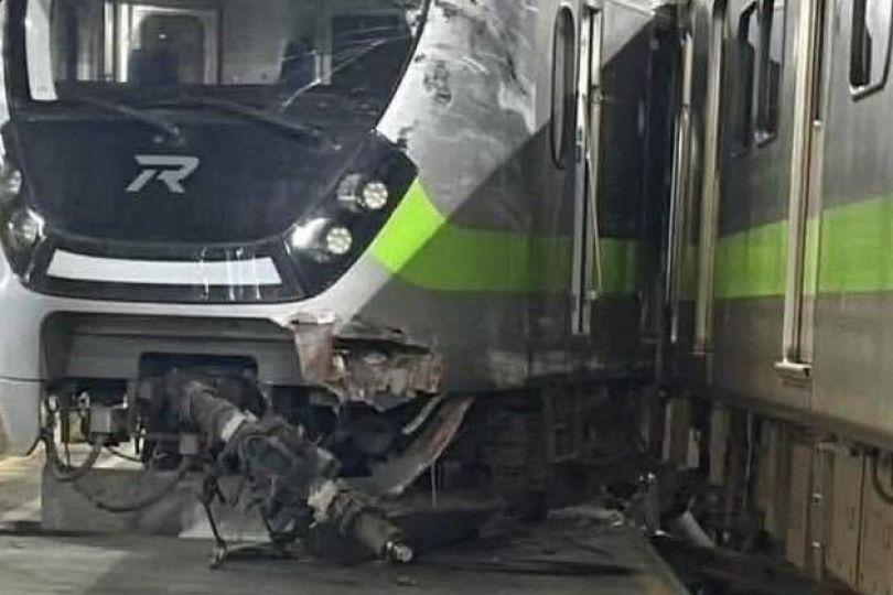 慘狀曝光!台鐵七堵調車場 2輛電聯車相撞出軌