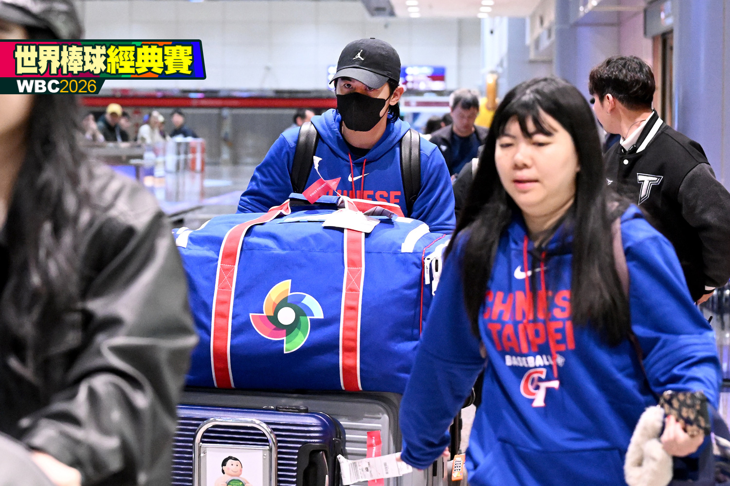 陳傑憲偕孩子抵桃機 球迷、媒體1舉動展貼心