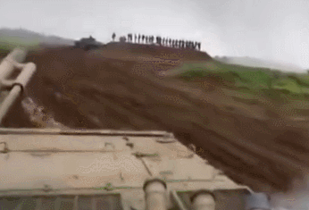 中國軍演 戰車誤射煙霧彈 精準命中看台官員