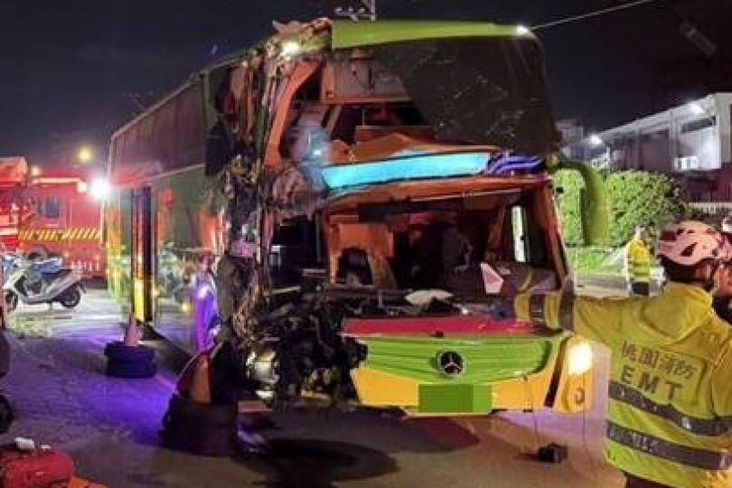 蘆竹遊覽車撞貨車慘況曝！19女移工+2騎士送醫