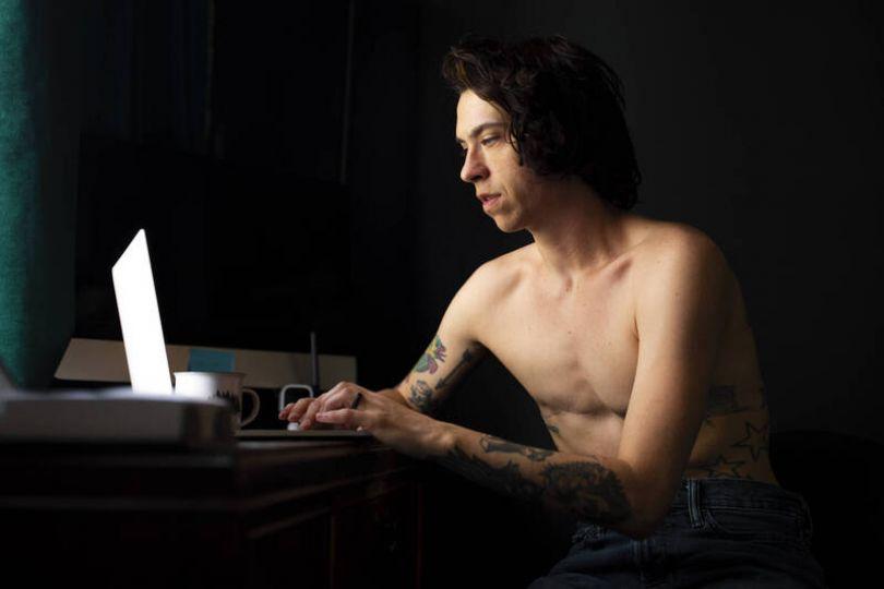 男大生打電動連4天未睡 動脈瘤破裂命危 母淚崩拔管