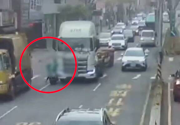 閃垃圾車鑽車縫！桃園女騎士、女嬰 遭曳引車輾過雙亡