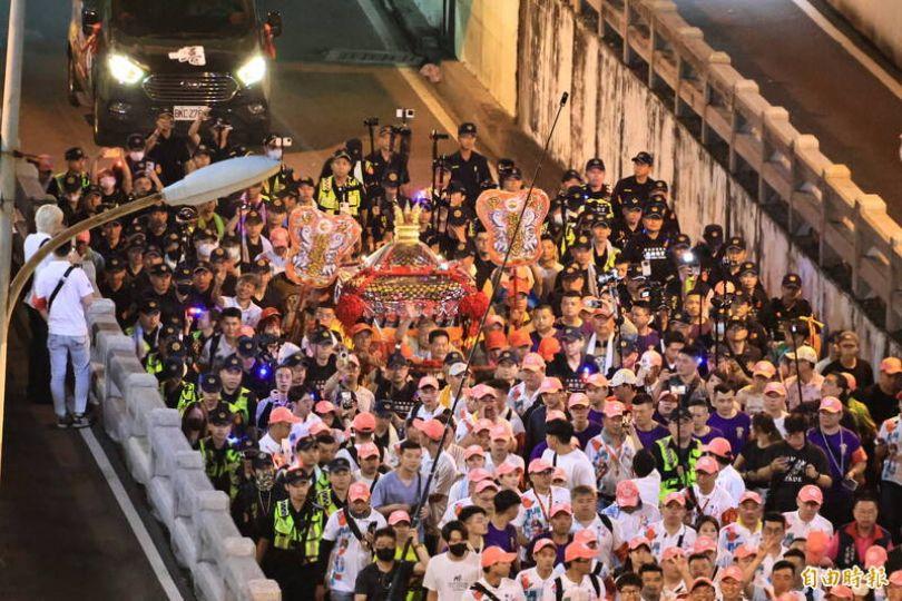晚7小時！大甲媽深夜通過民生地下道 創最晚紀錄