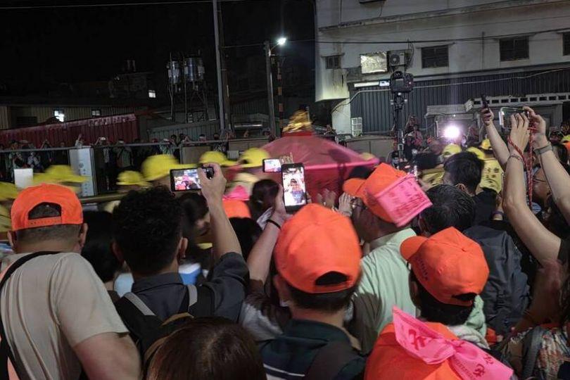 粉紅超跑深夜起駕 46萬香燈腳擠爆白沙屯