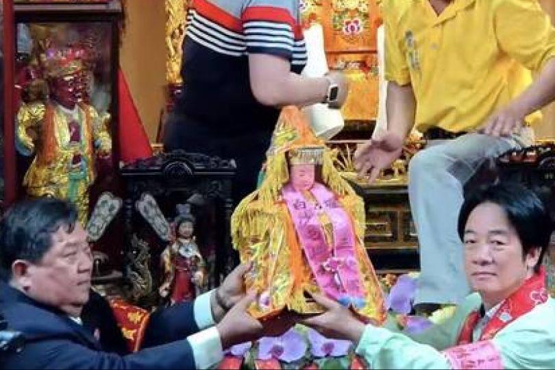 粉紅超跑起駕！賴清德親迎白沙屯媽祖出神龕