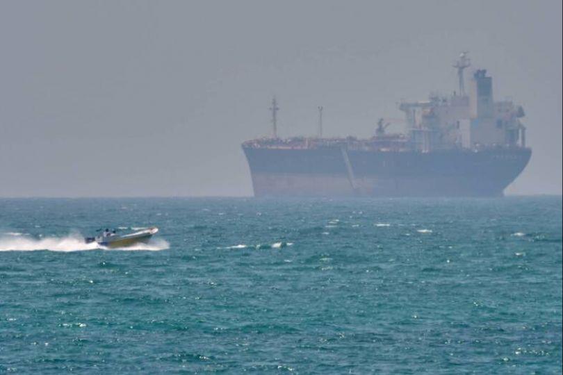 衝荷姆茲慘遭伊朗砲艇開火 印度2油輪闖關失敗
