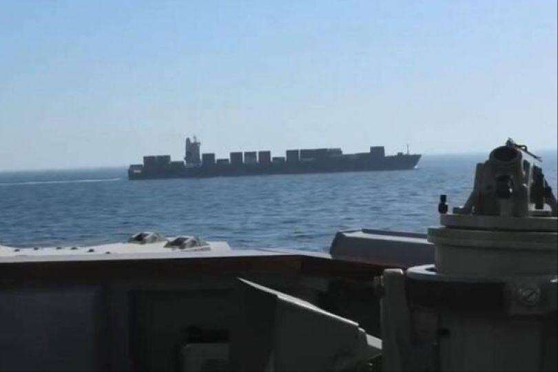 拒停就開火！ 美艦攔截伊朗貨輪 砲擊瞬間畫面曝光