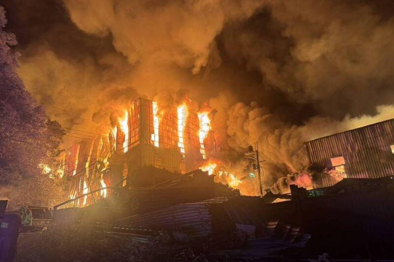 驚人惡火照曝光！五股舊衣工廠火警 燒毀逾5600平方公尺