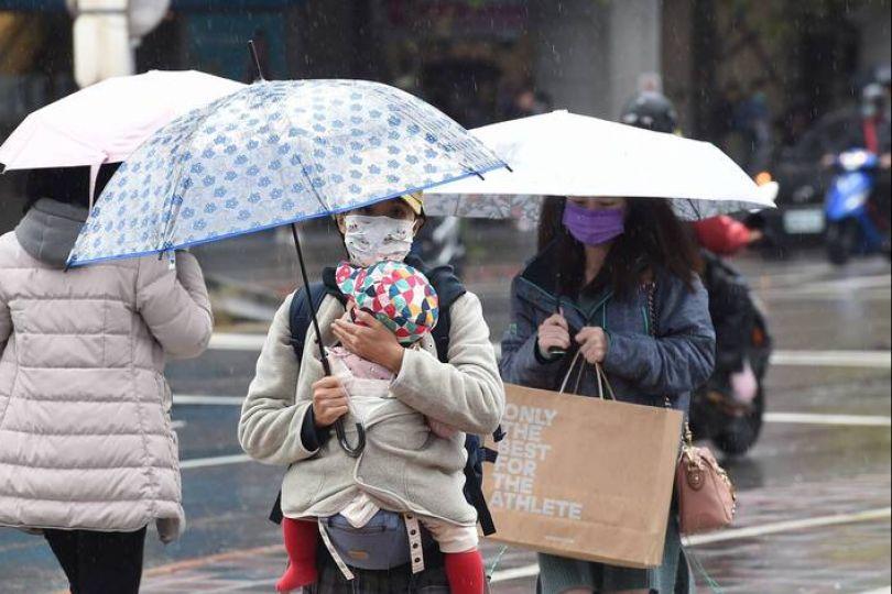 鋒面來襲北台濕涼 中南部悶熱上看33度