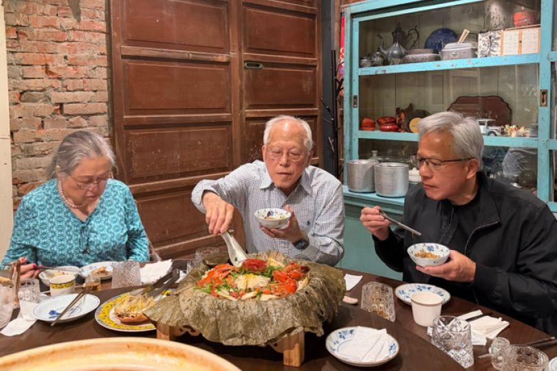 黃仁勳抽空陪吃飯 網:多厲害在父母前都還是孩子