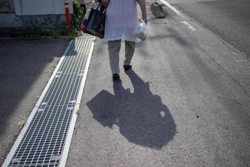 81歲嬤有房、退休金仍被送養老院 低聲1句話超悲哀
