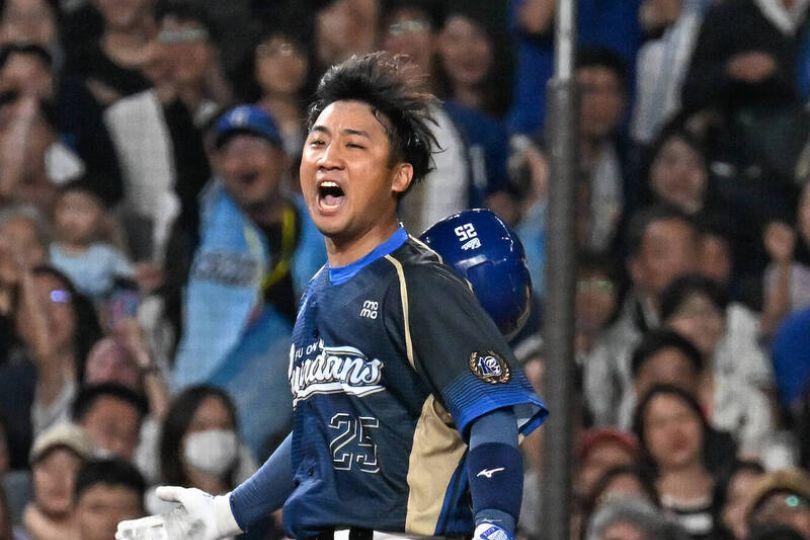 兄弟棄將變身富邦大將 林書逸一棒擊沉黃衫軍