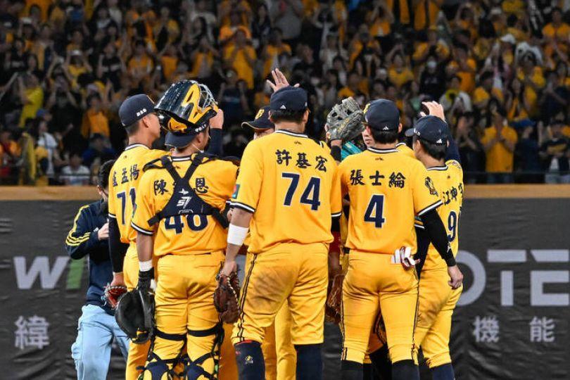兄弟9局海灌8分打爆富邦牛棚 中斷8連敗