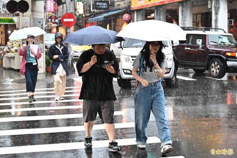 米克拉颱風擦邊過 全台先南後北雨彈連炸3天 