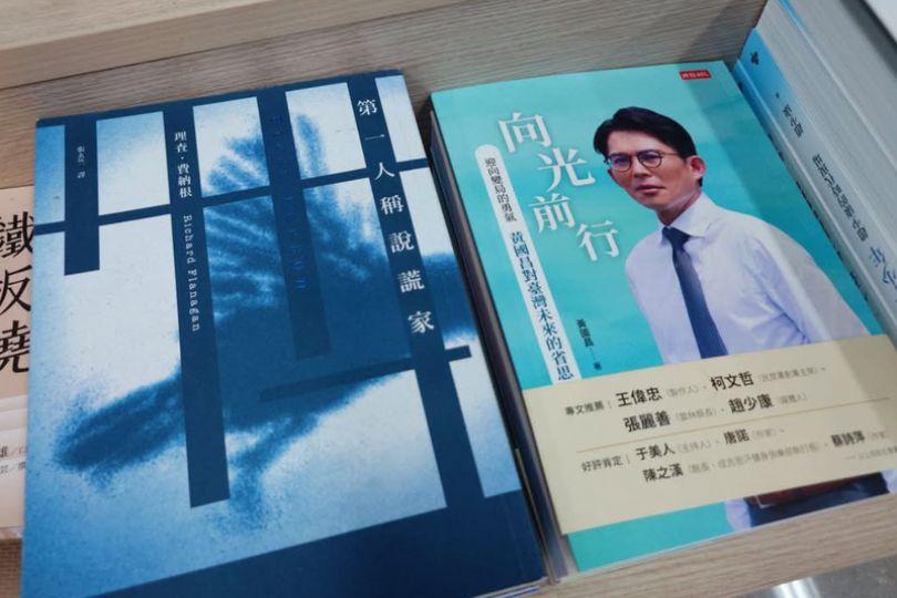 書店店員出奇招！黃國昌新書旁擺這本 萬人笑翻