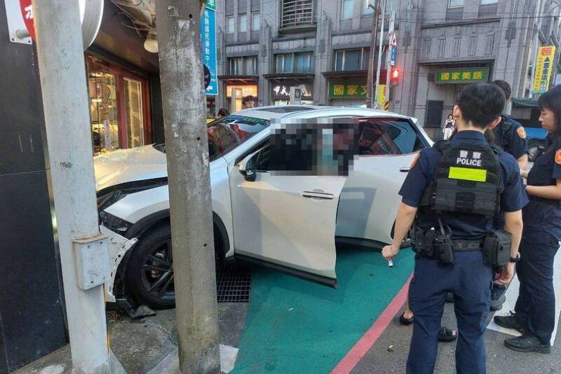 桃園女載3歲女兒毒駕撞店家 車內查獲喪屍煙彈
