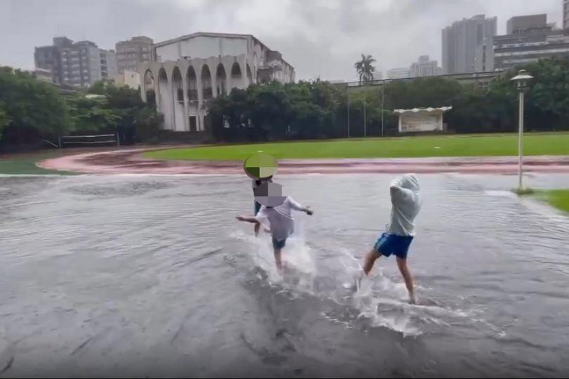 雨彈強襲！中山女高、北科大等校淹成水上樂園