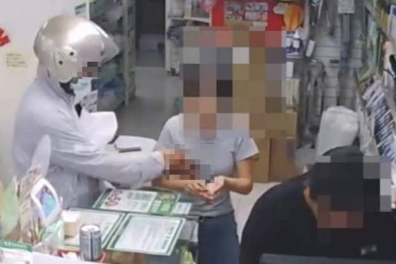 離譜畫面曝!趁女店員找錢 高雄色阿伯竟公然襲胸
