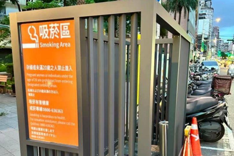 狗籠？蔣市府設這款吸菸區 網噴笑：這樣有差膩