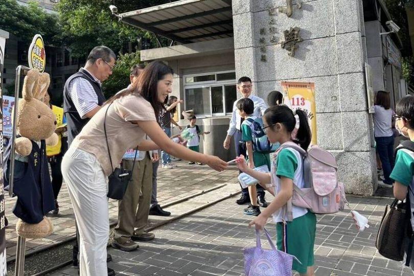 玉女歌手竄紅消失19年 開學日亮麗站國小校門護童