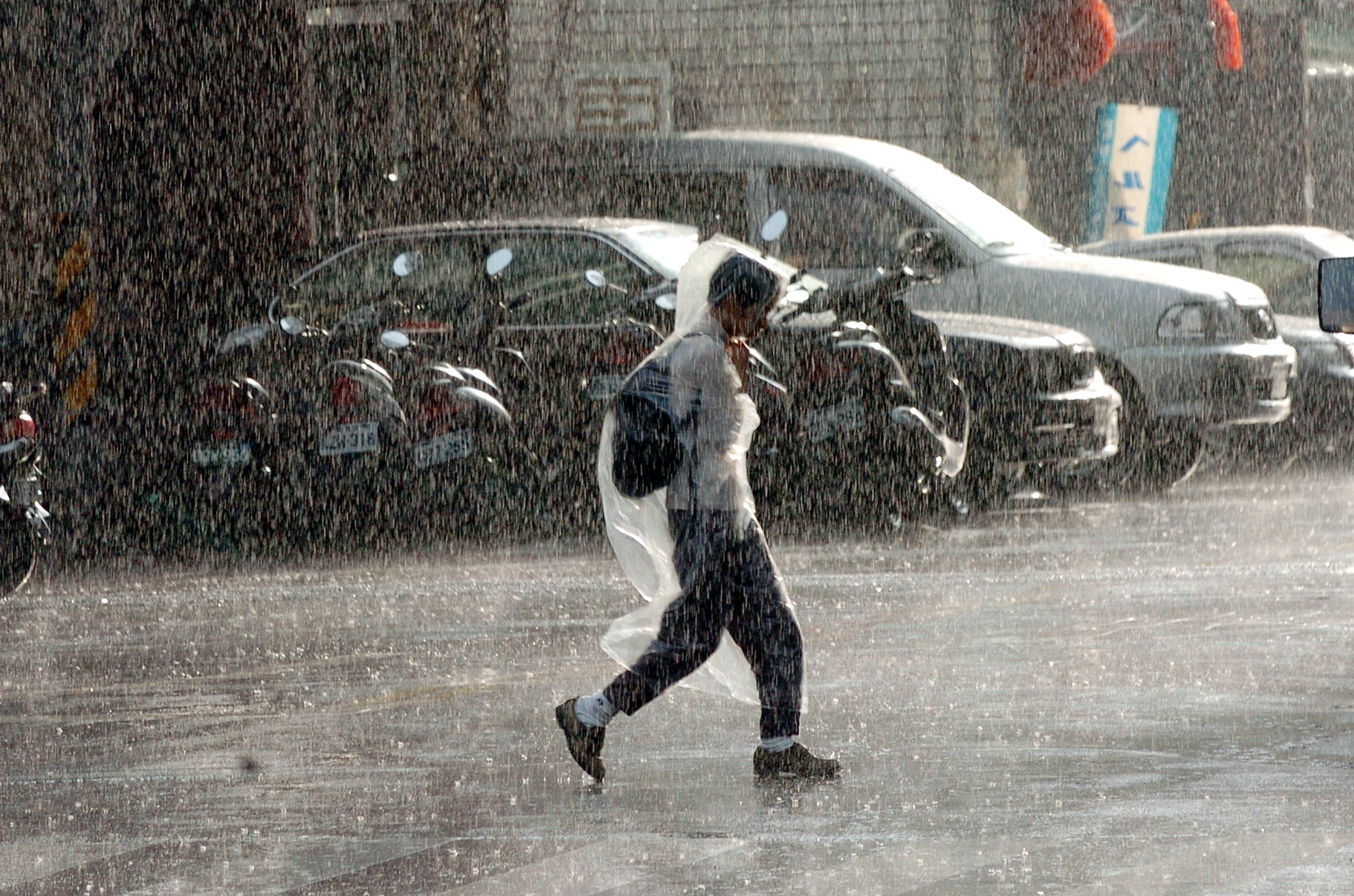 豪雨炸不停！明日停班停課一次看（不斷更新）
