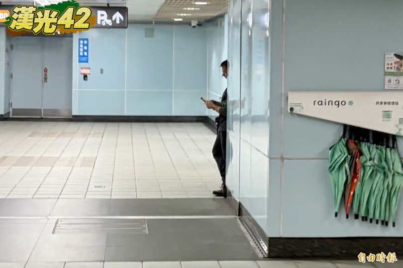 美語老師「盯場」 憲兵著城市迷彩深夜北捷運補