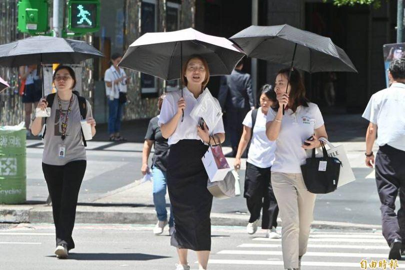 中颱白海豚持續向西 週五半個台灣溼答答