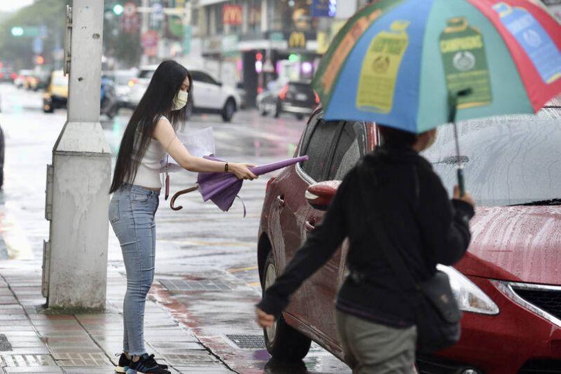 週一悶熱水氣偏多 雲林以南注意短延時豪雨