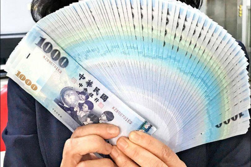 調幅比現職高！軍公教月退升近6％ 編入總預算
